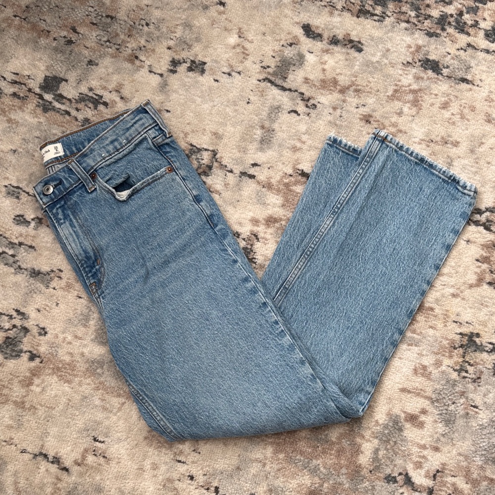 Abercrombie Mid Rise Straight Jean in 29S